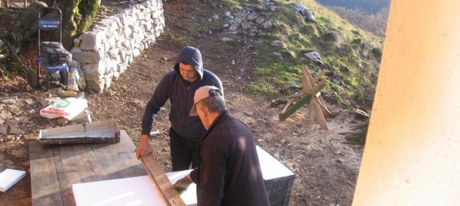 Slab odaziv na radne akcije